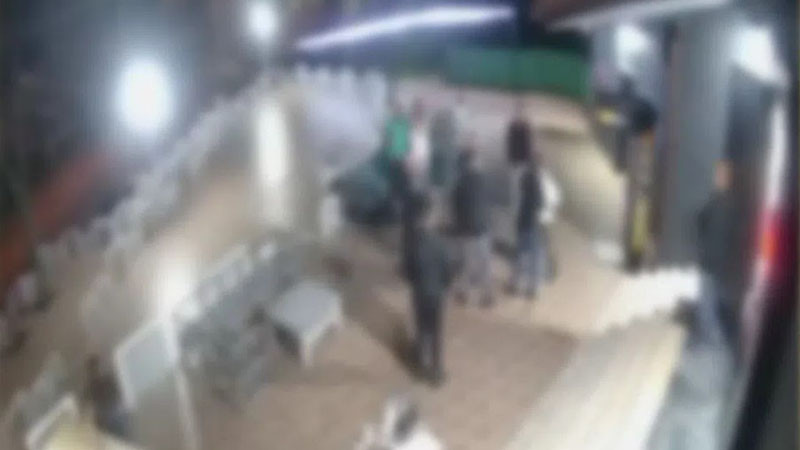 Млад мъж е с опасност за живота след сбиване пред заведение в Сливен