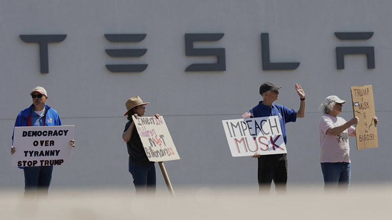 "Уолстрийт Джърнъл": Tesla си търси нов Мъск. Той и компанията отричат