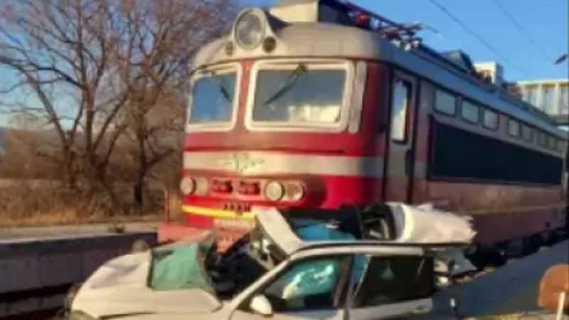 Бързият влак Бургас - София помете автомобил до гара Сахране, мъж е починал
