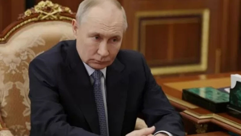 Путин допусна журналист в апартамента, в който живее, позлатени стени и екзотично изглеждащи растени