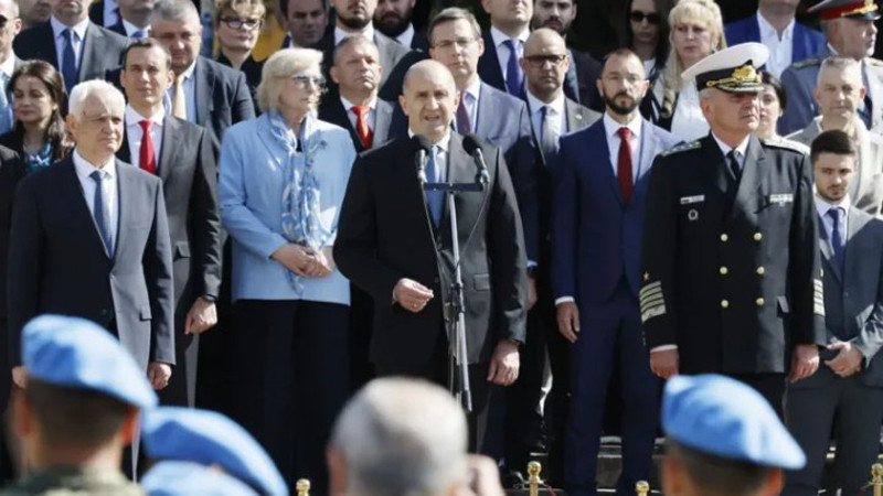 Президентът Радев към военослужещите: Вярвам, че ще отхвърлите всеки опит за разкол и унижение