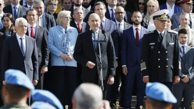 Президентът Радев към военослужещите: Вярвам, че ще отхвърлите всеки опит за разкол и унижение