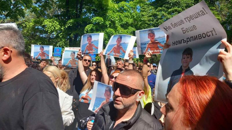 След протеста за Ангел: Клиниката, в която почина момчето, съди част от хората за вандалски прояви