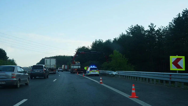 Автомобил прелетя над мантинелата и падна в дере на АМ „Струма“