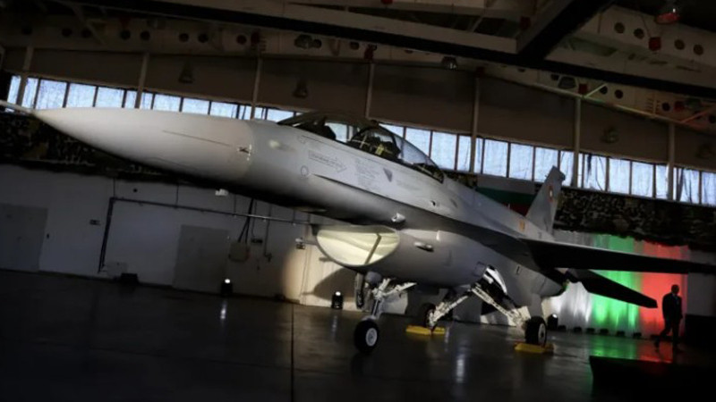 Заради F-16 Атанасов свиква Комисията за контрол на службите