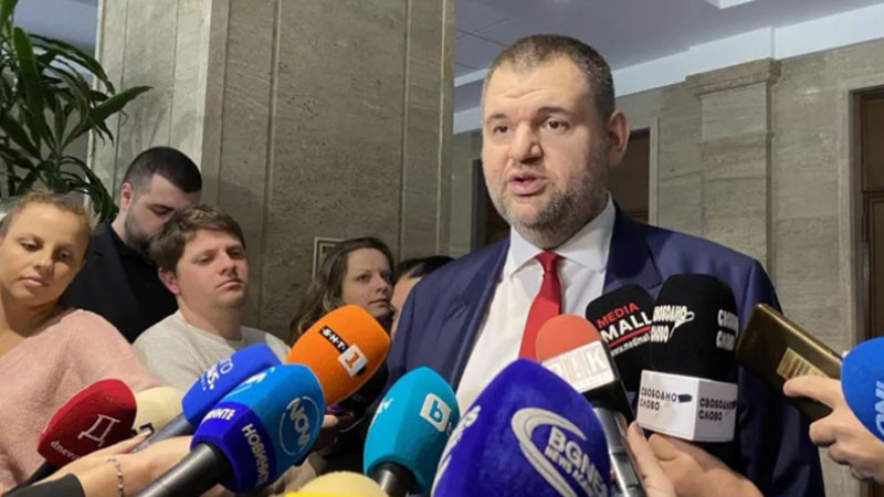Пеевски: "Жалка работа - ПП-ДБ спасиха дерибеите и фашистите"