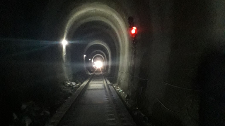 Влаковете отново се движат през тунел "Козница"