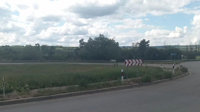 АПИ монтира направляващи стълбчета на кръстовището край с. Трапище