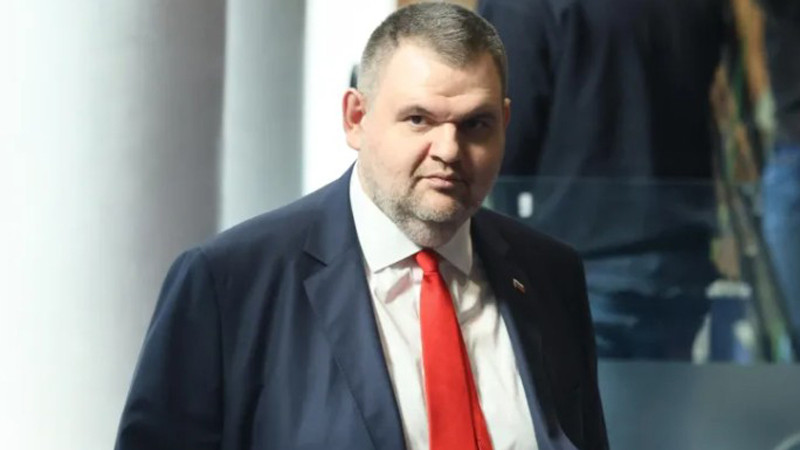 Пеевски: „Страхотно“ управление на „пуделите“ в София