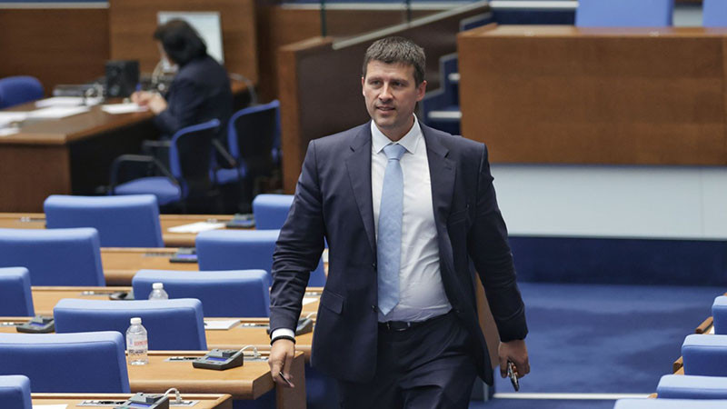 "Величие“ призоваха държавните служители да не плащат данъци, докато не им вдигнат с 50% заплатите