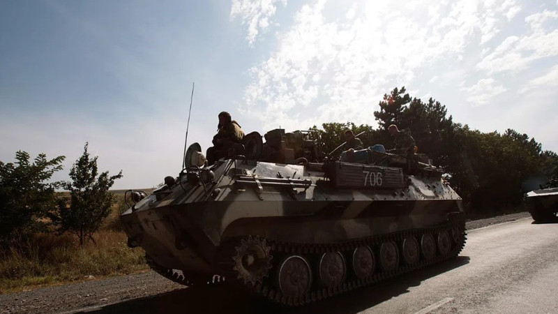 Военна техника тръгва по пътищата