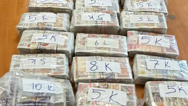 Митническите служители откриха недекларирани британски лири и шотландски паунди с