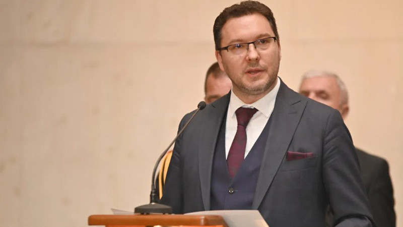 Даниел Митов: Десетилетия култ към мутрите и чалгата води до появата на „локалите“
