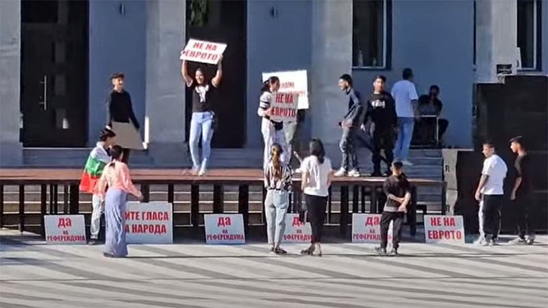 Ромски гюбеци и призиви за последен бой. Съпротивата срещу еврото става все по-гротескна