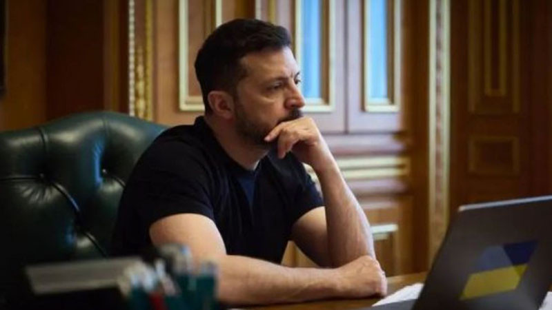Publico: Зеленски осъзнава слабата си позиция в преговорите. Тръмп иска бърз мир