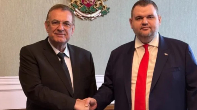 Край на разделението в ДПС: Пеевски и Чакъров си стиснаха ръцете "в името на хората"