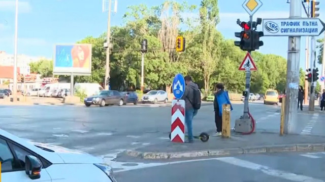 Отказали спирачки са причината автобус да помете кола на кръстовище в София
