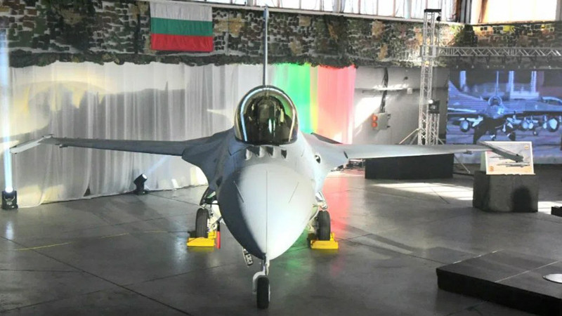 Новият F-16 направи първи полет във въздушното ни пространство
