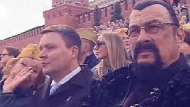 Стивън Сегал предизвиква фурор с появата си на парада за Деня на победата в Москва