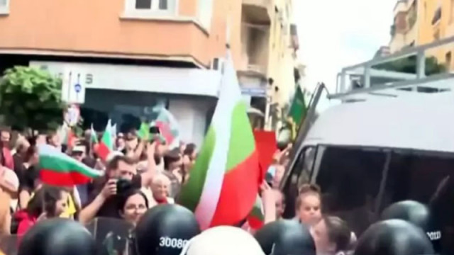 Напрежението ескалира: Протестиращи пробиха полицията и обградиха сградата на ЕК в София