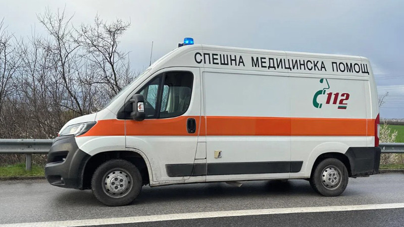 Два автомобила се удариха в Монтана. Откараха дете за преглед болница