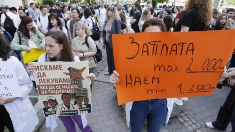 МЗ приема исканията на медиците, но не решава пряко за парите им