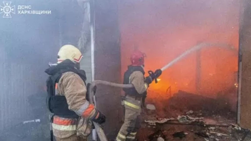 Руската авиация мощно атакува Харков с ракети и "Шахеди", в града бушуват пожари
