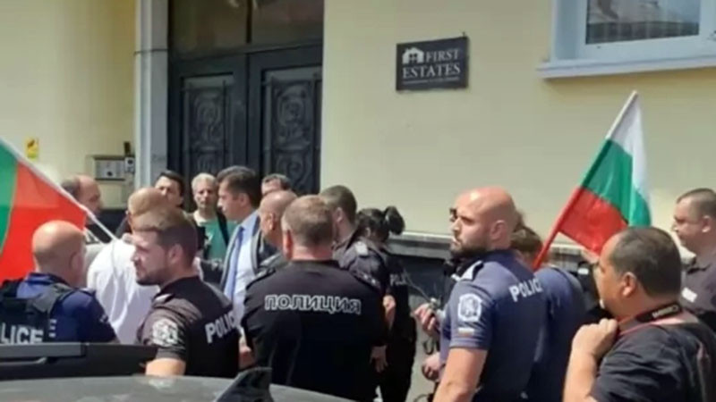 Митов за К. Петков: Покажи уважение към момчетата и момичетата с полицейска униформа, които те пазят