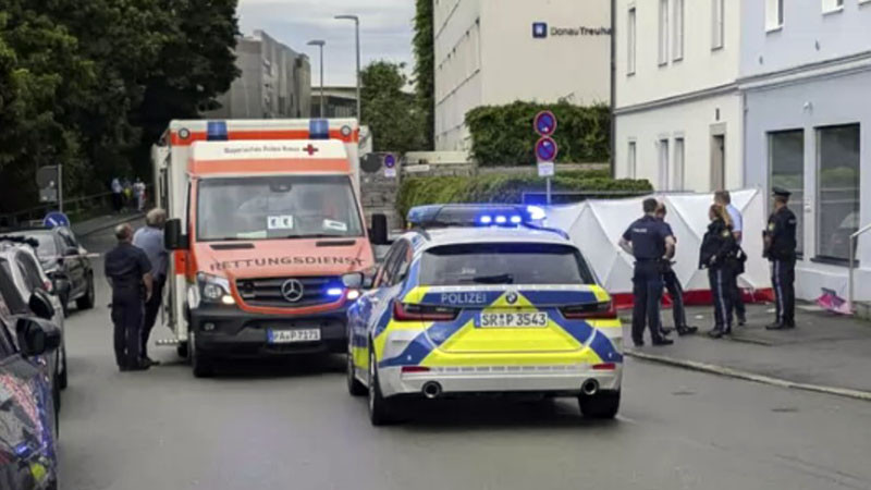 Мъж се вряза с автомобил в група минувачи в германския град Пасау, има ранени