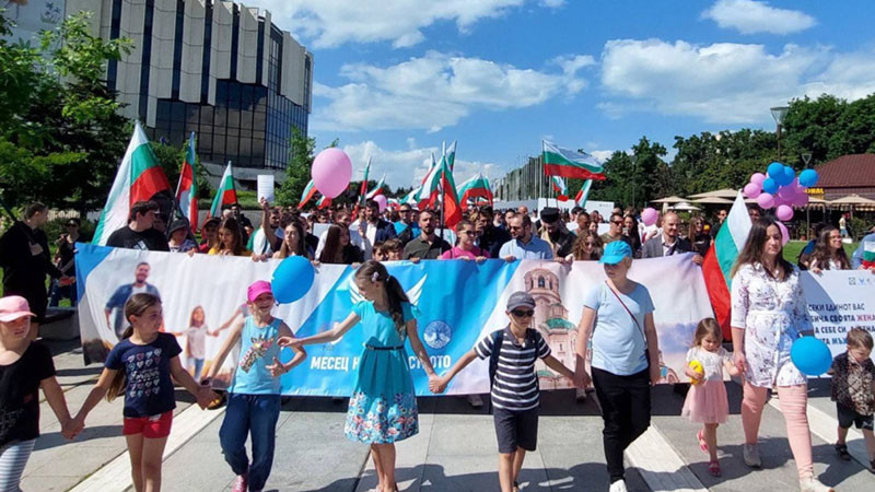 Оглупяване: "Елфите" видяха "хибридна операция на руските тайни служби" в Шествието за семейството