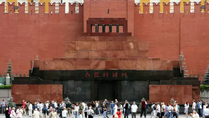 Сбогом, Ленин? Руснаци се стичат, за да видят мавзолея на болшевишкия лидер, преди да бъде затворен