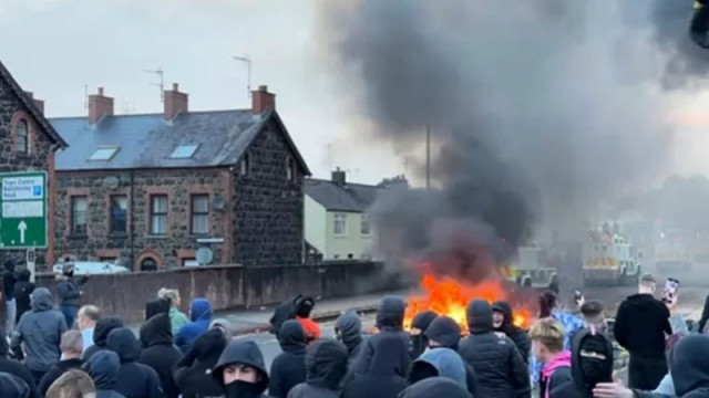 Маскирани нападнаха полицаи, палиха къщи и коли за втора поредна нощ в Северна Ирландия