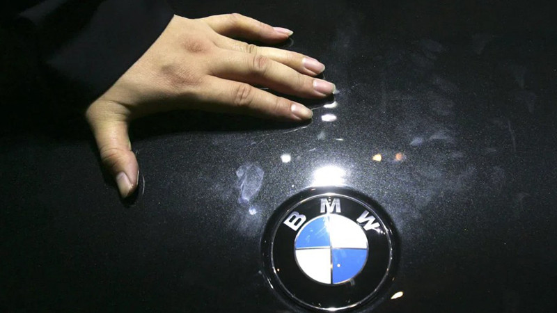 19-годишна с BMW отнесе дете в инвалидна количка и избяга