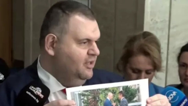 Пеевски показа снимка на Кирил Петков и Антон Славчев: Това са задкулисните договорки в държавата