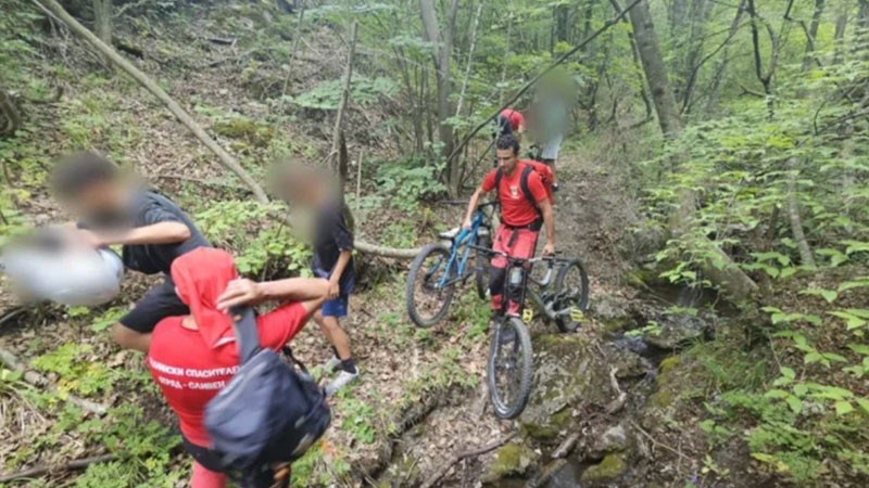 Три момчета се изгубиха в планината край Сливен, откриха ги пожарникари и планински спасители