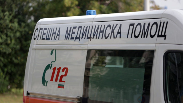 Млада жена загина, а други трима са ранени при катастрофа в електрически стълб