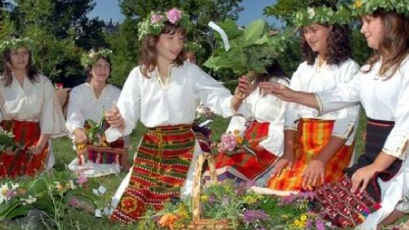 Голи вещици в горите тази нощ, билките на Еньовден спасяват и от магиите им