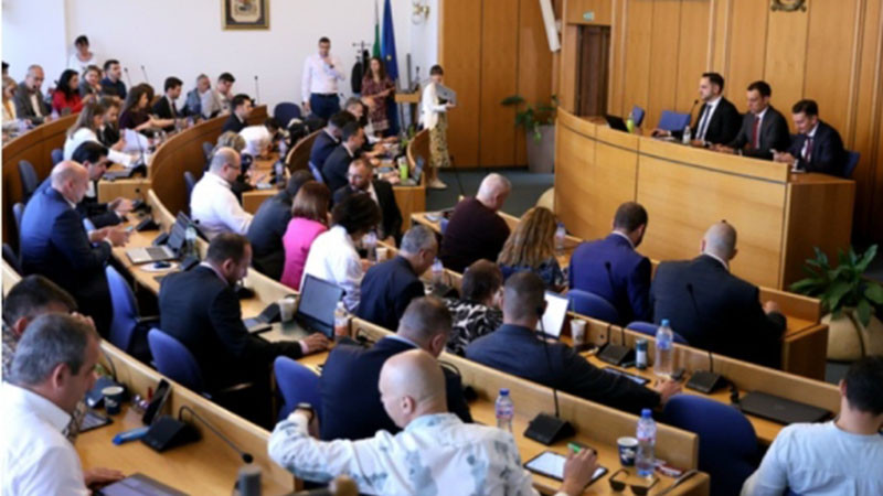 СОС прие бюджета на София, но шофьорите все още протестират за заплатите си