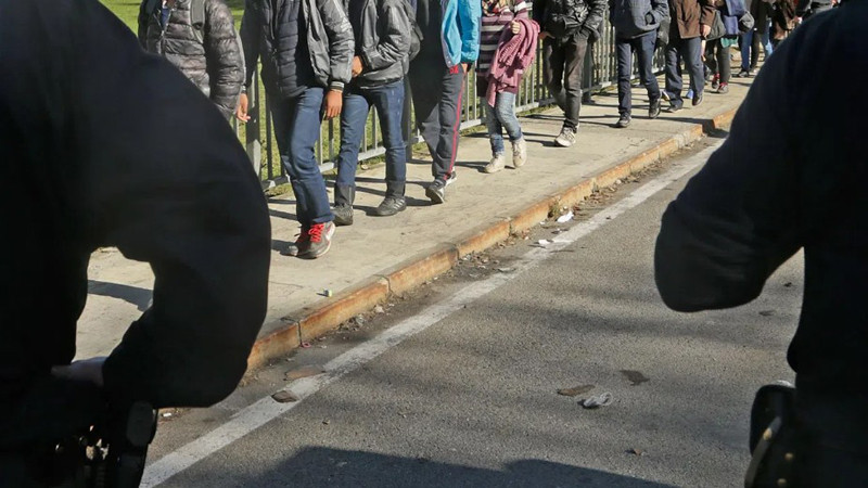Румънската гранична полиция залови в Калафат 13 чужденци, скрити в камион