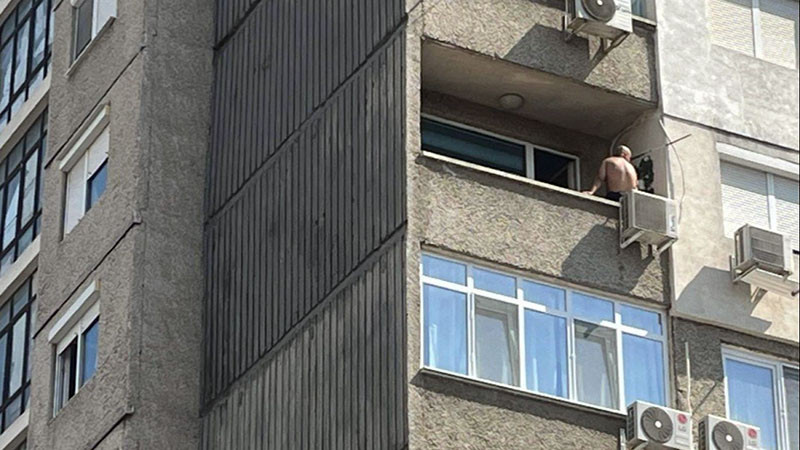 Спецчасти спасиха млад мъж, заплашващ да скочи от 6-ия етаж в Стара Загора