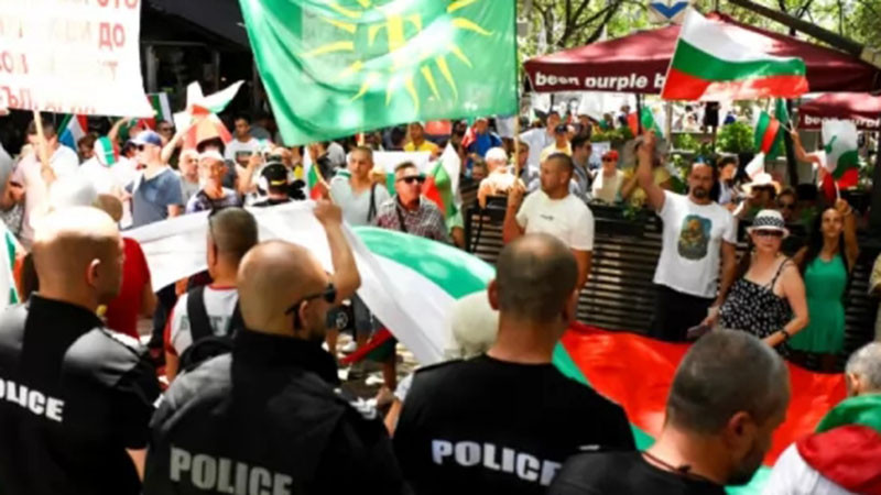 Задържаха мъж за хулигански прояви на протеста в София