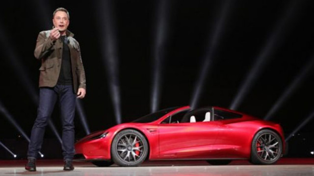 Акциите на Tesla се сринаха с над 7% след новината, че Мъск прави партия