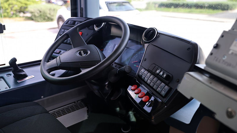 Автобус прегази крака на слизаща пътничка