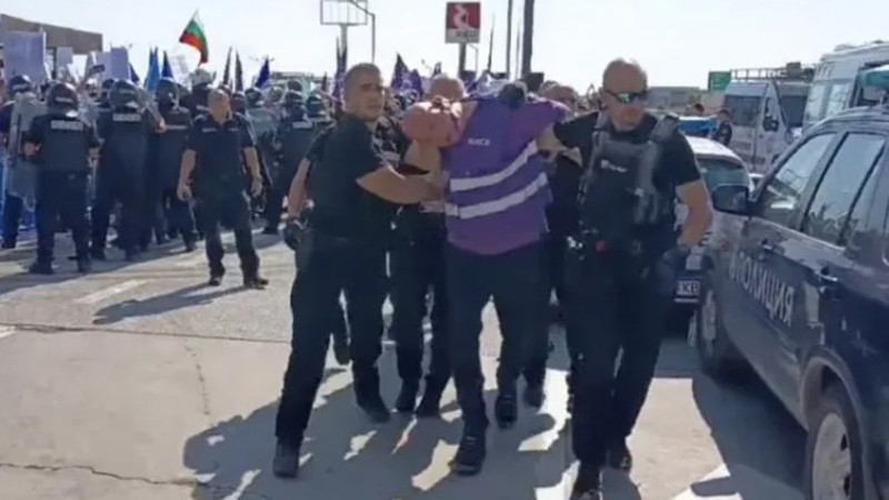 Полицаи спряха блокадата на АМ "Тракия", готвена от горските служители