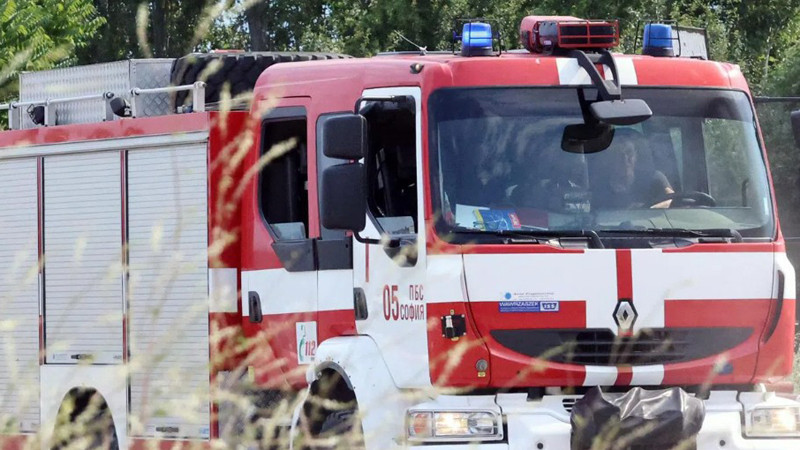 Горят къщи при голям пожар във вилна зона край Бургас