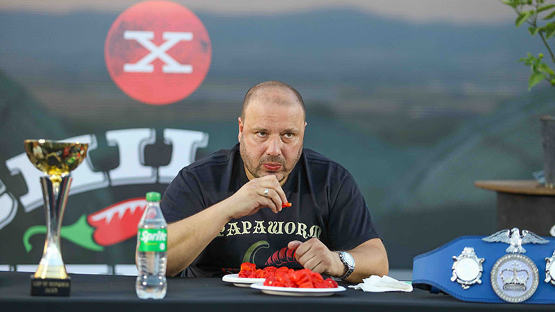 Българин постави Световен Рекорд с най-лютата чушка в света Carolina Reaper