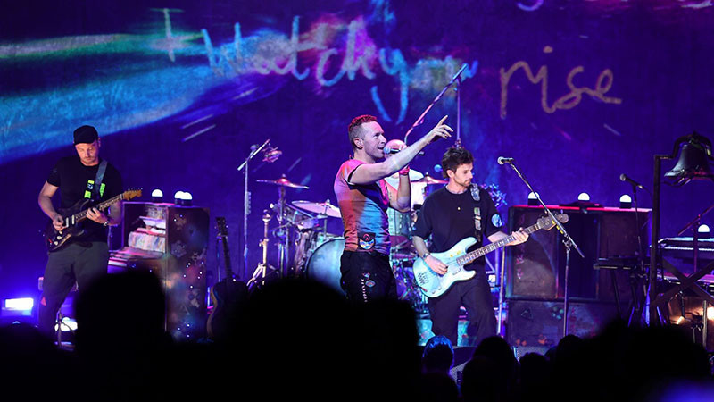 Хванаха в изневяра бизнесмен по време на концерт на Coldplay