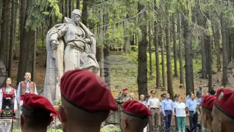 С военен ритуал и възстановка почетоха паметта на Хаджи Димитър в подножието на връх "Бузлуджа"