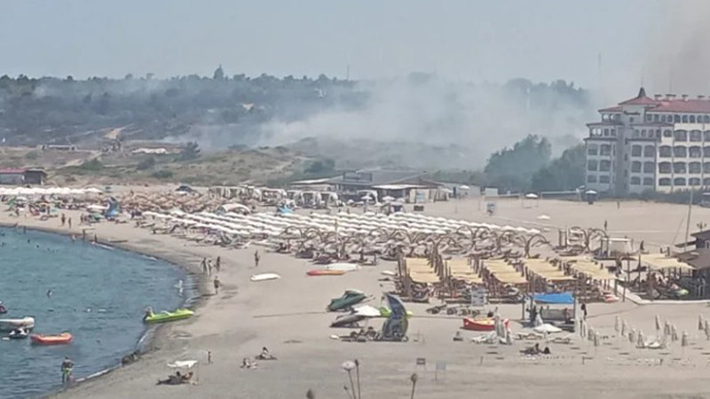 Пожар гори край южната част на плаж "Нестинарка". Има остър дим