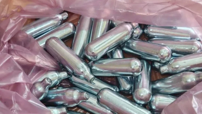 Над 200 флакончета с райски газ откри полицията във Варна при проверки през почивните дни
